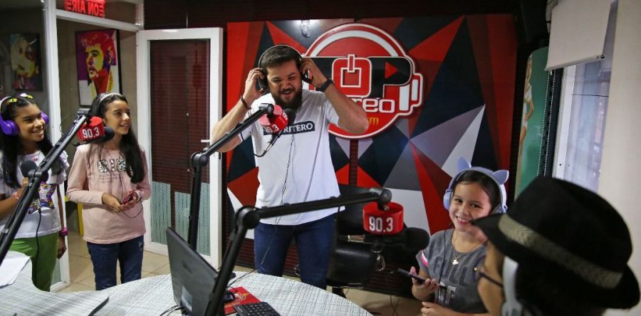 Gobernador Ernesto Luna compartió risas y anécdotas con pequeños locutores.