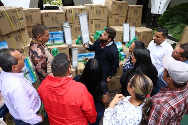 Gobernador Ernesto Luna entrega 6 mil luminarias para los municipios de Monagas.