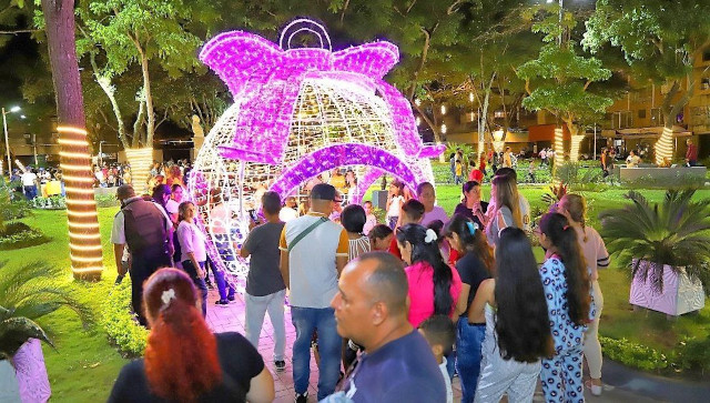 Encendido de luces de la plaza Ayacucho de Maturín llena de alegría a la población