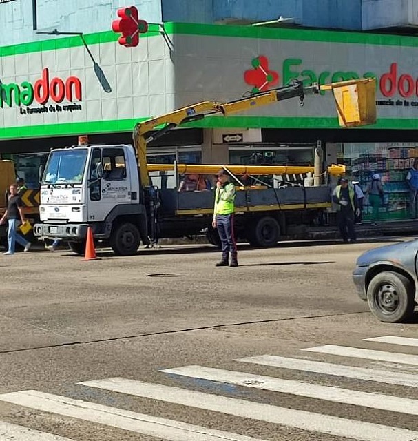 Comenzó instalación de nuevos semáforos en la avenida Juncal de Maturín.