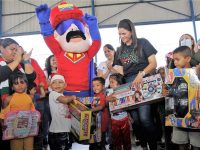 Alcaldesa Ana Fuentes entrega más de 2 mil 500 juguetes a niños y niñas de Las Cocuizas y La Pica.