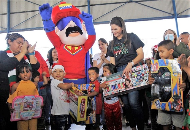 Alcaldesa Ana Fuentes entrega más de 2 mil 500 juguetes a niños y niñas de Las Cocuizas y La Pica.
