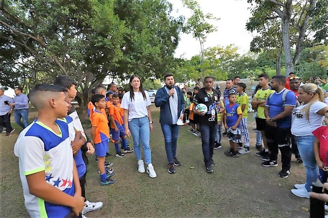 Gobernador Ernesto Luna entregó balones de fútbol a 15 escuelas menores.