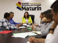 Alcaldesa Ana Fuentes se reúne con el equipo de Servicios Públicos.