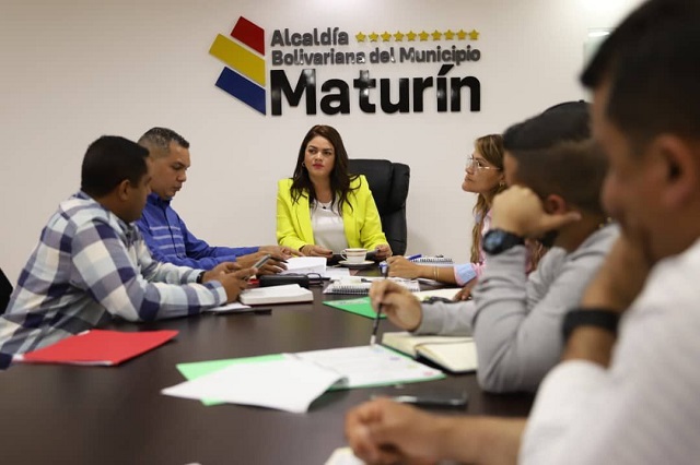 Alcaldesa Ana Fuentes se reúne con el equipo de Servicios Públicos.