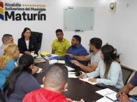 Alcaldesa Ana Fuentes evalúa proyectos de institutos autónomos para este año.