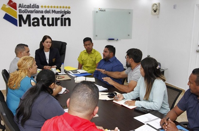 Alcaldesa Ana Fuentes evalúa proyectos de institutos autónomos para este año.