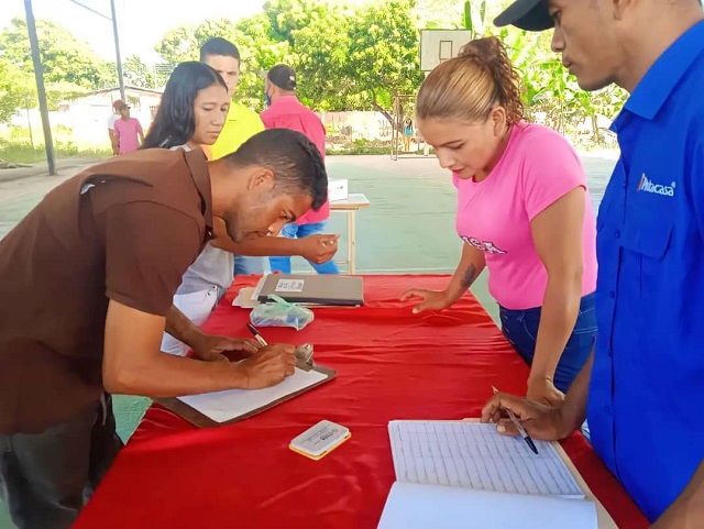Conforman tres nuevos consejos comunales en Santa Bárbara de Tapirín.