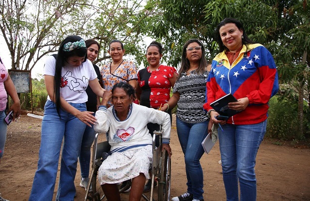 Entregan ayudas técnicas en varios sectores de La Candelaria.
