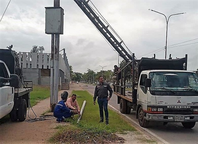 Alcaldía de Maturín inicia trabajos de restitución de alumbrado en la Av. Raúl Leoni.