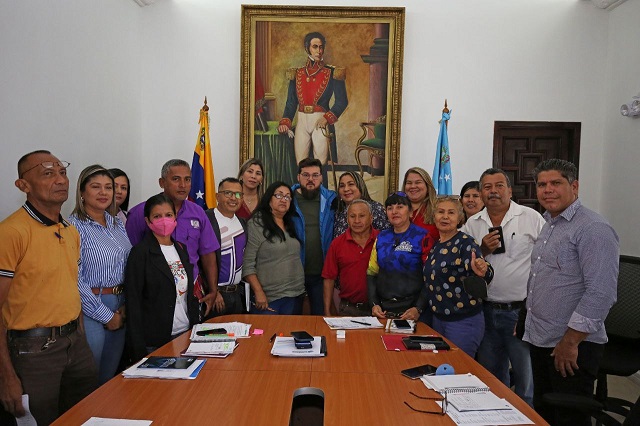 Gobernador Ernesto Luna acuerda activación de un plan quirúrgico para docentes.