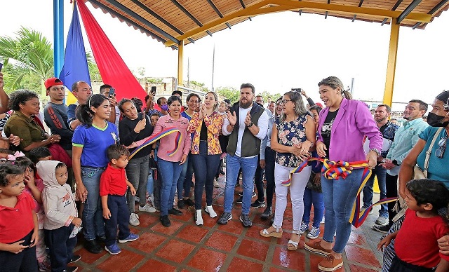 Gobernador Ernesto Luna reinaugura preescolar en Los Guaritos III de Maturín.