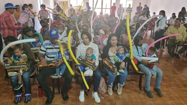 Entregan a 50 niños del municipio Caripe el certificado de 100 % inmunizados.