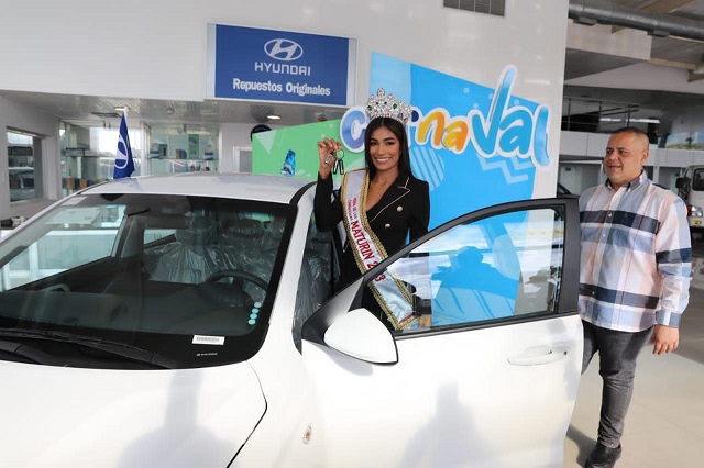 Entregan carro cero kilómetros a Gladys Rivas, la reina del Carnaval de Maturín.