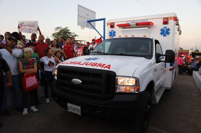 Gobernador Ernesto Luna entrega ambulancia nueva para población del municipio Uracoa.