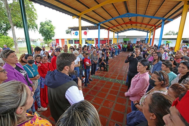Gobernador Ernesto Luna rehabilita canchas y escuelas en la parroquia Alto Los Godos.
