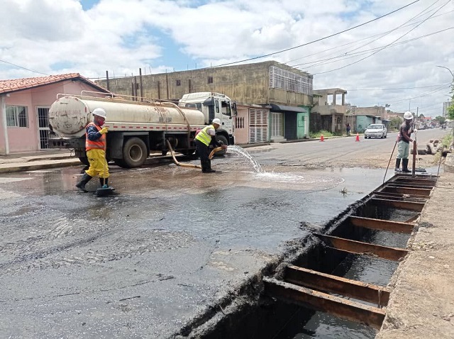 Gobernación favorece en el sector El Paraíso a 800 familias con limpieza de drenajes superficiales.