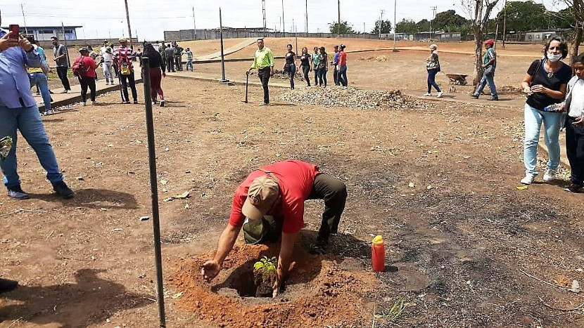 Comuneros, jóvenes y deportistas reivindican en Punta de Mata el legado del Comandante Chávez.