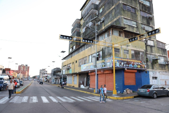 Alcaldía instala sistema de semáforos inteligentes en la avenida Juncal con calle Ribas de Maturín