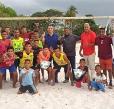Dotan de implementos deportivos a selecciones de fútbol playa de Monagas