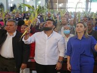 Gobernador Ernesto Luna acompañó a feligreses durante la misa del domingo de ramos