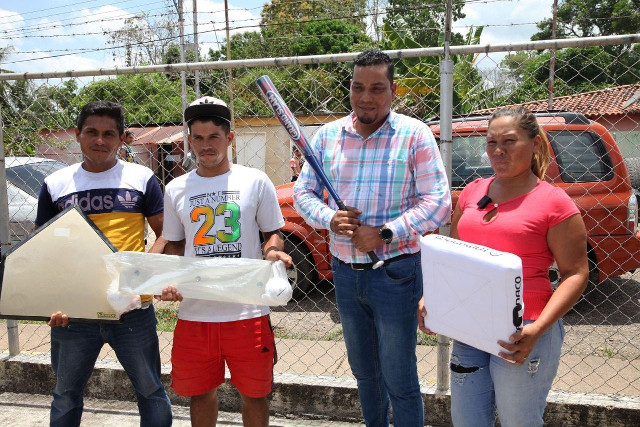 Entregan dotación a dos instituciones educativas en Sabana Larga, municipio Punceres