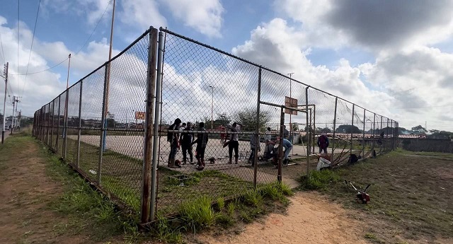 En menos de 24 horas iniciaron la rehabilitación de cancha en Las Cayenas.