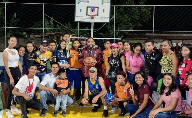 Entregan cancha totalmente recuperada en Areo, municipio Cedeño.