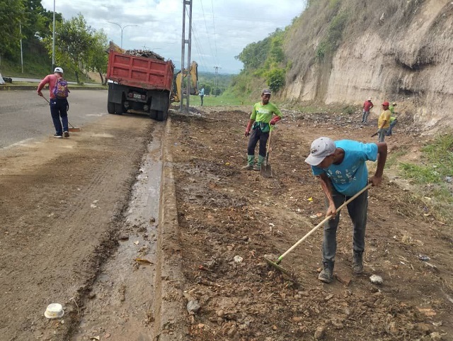 Alcaldía de Maturín sanea punto de acumulación de basura en la UDO Los Guaritos.