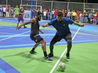 Gobernador Ernesto Luna reinauguró cancha en Las Cayenas con amistoso de fútbol sala.