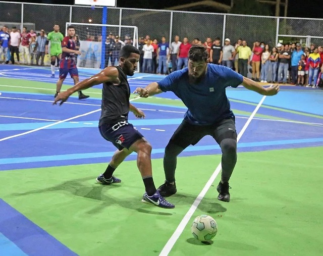 Gobernador Ernesto Luna reinauguró cancha en Las Cayenas con amistoso de fútbol sala.