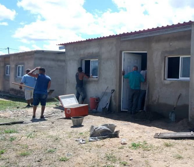 Gobernador Ernesto Luna ordena supervisar proyecto de viviendas en el Complejo Paramaconi.