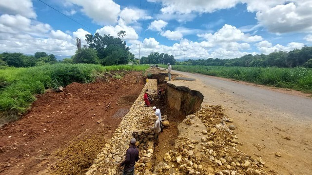 Inician rehabilitación de vialidad local Caicara – San Félix en el municipio Cedeño.