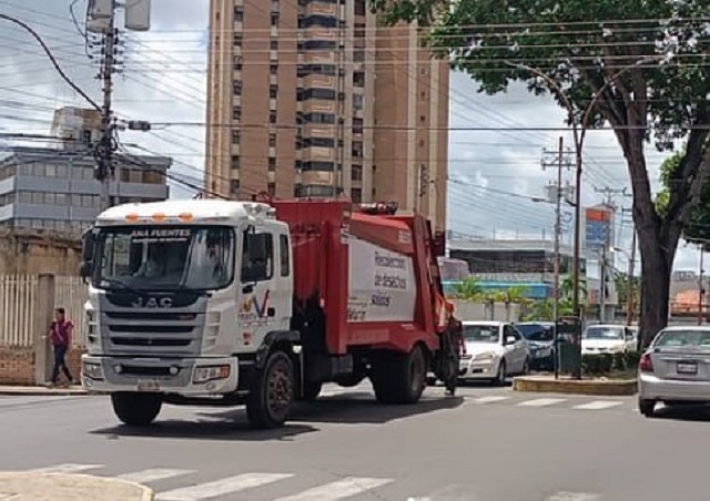 Siguiendo instrucciones de la alcaldesa Ana Fuentes. se mantienen sin descanso las rutas de recolección de desechos sólidos en la ciudad, en sus horarios diurno y nocturno, con el objetivo de mantener más limpia a nuestra Maturín.