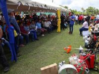 Entregan insumos para la siembra a pequeños productores del municipio Santa Bárbara.