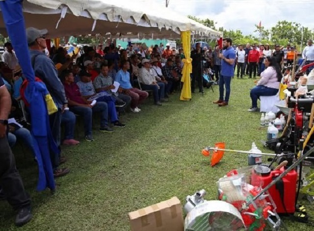 Entregan insumos para la siembra a pequeños productores del municipio Santa Bárbara.