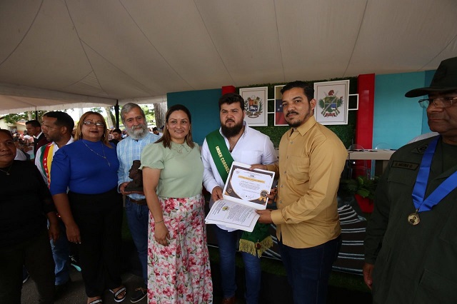 Otorgan orden Leonardo Infante al gobernador Ernesto Luna.