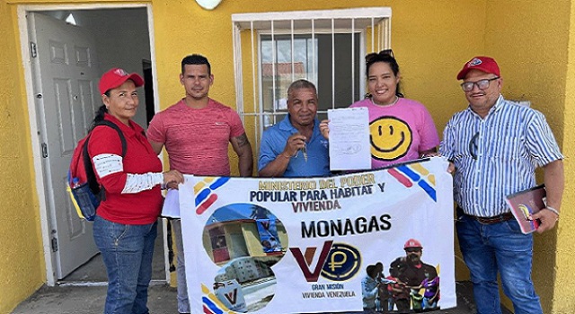 Gobernador Ernesto Luna entrega vivienda a sobrevivientes de incendio en Las Garzas.