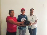 Entregan guante de béisbol en nombre del gobernador Ernesto Luna a joven santabarbareño.