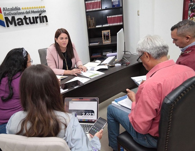 Alcaldesa Ana Fuentes evalúa agenda en materia de vialidad e infraestructura.