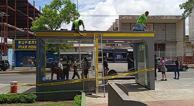 Alcaldía de Maturín realiza mantenimiento preventivo en paradas del transporte público.