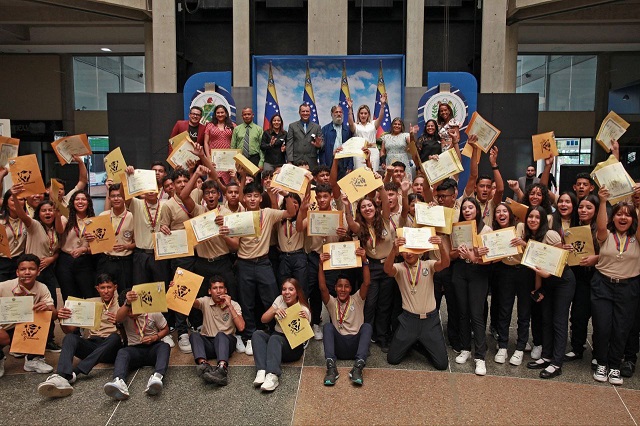 Sorenelly de Luna a bachilleres: Ustedes son útiles y necesarios para la Patria.