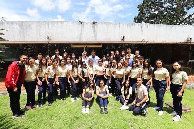 Gobernador Ernesto Luna respalda formación académica de bachilleres con mejor promedio.