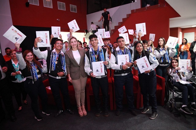 Sorenelly de Luna insta a nuevos bachilleres a cultivar los valores y ser útiles a la sociedad.