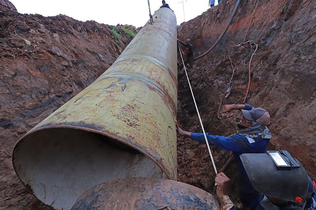 Avanzan trabajos de empalme de tubería en la entrada de Alto Paramaconi en Maturin.
