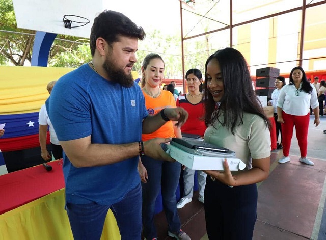 Entregan 503 tabletas a los bachilleres con los mejores promedios en Monagas.