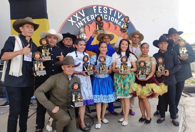 Entregan galardones a ganadores del XXV Festival Internacional Sol de Caicara.