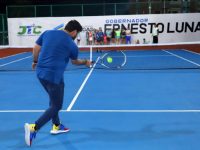 Gobernador Ernesto Luna entrega cancha del Club de Tenis Juanico 100% rehabilitada.