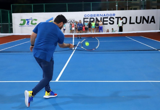 Gobernador Ernesto Luna entrega cancha del Club de Tenis Juanico 100% rehabilitada.