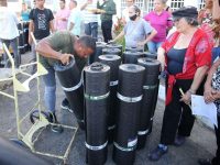 Atienden a 186 familias con impermeabilización de techos en Los Guaritos 3.
